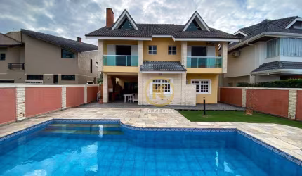 casa em condomínio frente mar com vista parcial mar.