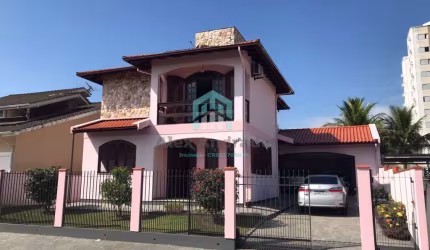 Casa com 03 dormitórios e 197 m² no Centro de Biguaçu