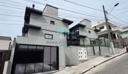 Ótima casa com 03 dormitórios e vaga dupla de garagem