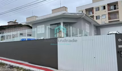 Casa à Venda em Serraria - 3 Dormitórios e 2 Suítes por R$990k