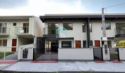Casa Geminada em Forquilhas - 3 Dormitórios por R$580 mil