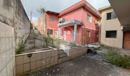 Vila Junqueira. Terreno de 344m2, com 11,20m de frente. Declive de 2,70m aproximadamente. Aceita troca de área.