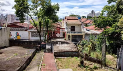 Terreno com casa antiga para demolição com 427,86 m²