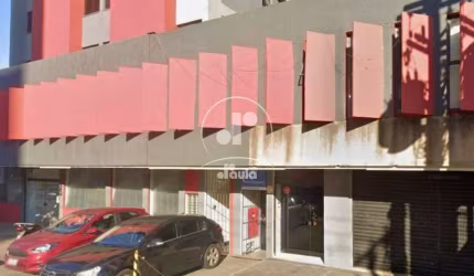 Mezanino amplo com seis salas, ar condicionado, três banheiros, cozinha, uma vaga em recuo de frente mais duas vagas no subsolo, aceita permuta