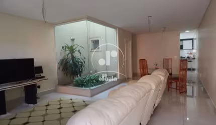 Casa de 246m² no bairro Santa Terezinha, São Bernardo do Campo-SP: 3 suítes, 4 banheiros e 5 vagas de garagem!
