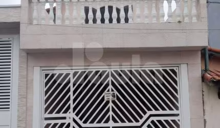 Sobrado a venda na Vila Scarpelli, 188m², com 3 dormitorios sendo 1 suite com varanda, espaço gourmet com churrasqueira e 2 vagas cobertas