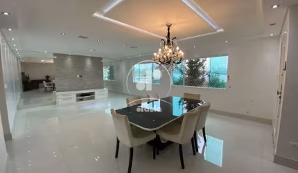 Vila Scarpelli.Sobrado com 423m2, 3 dormitórios, sendo 2 suítes e 1 closet, área gourmet, lazer com piscina, quintal e 5 vagas de garagem.