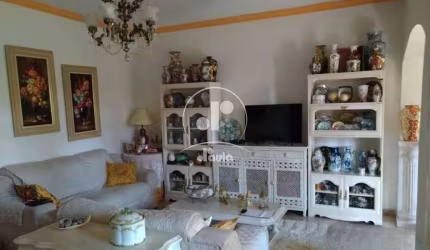 Casa térrea a venda com 375m², 2 dormitórios, 2 banheiros, 2 vagas, 2 ateliês, na Vila Pires, Santo André/SP.