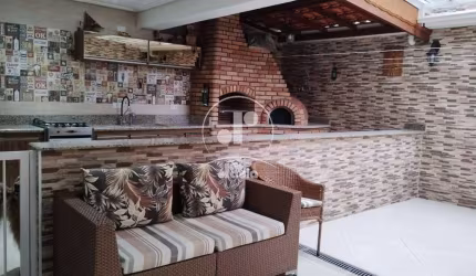 Sobrado Vila Pinheirinho! Impecável com 3 dormitórios, suíte, 4 vagas. Espaço gourmet com churrasqueira e forno
