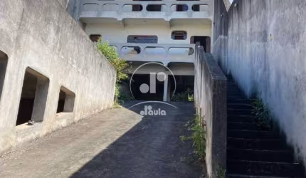 Sobrado de 382m² na Vila Eldízia, Santo André-SP! 4 quartos, 3 suítes, 3 salas, 5 banheiros e 8 vagas.
