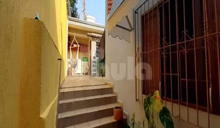 Sobrado à venda na Vila Curuçá, Santo André-SP: 3 quartos, 1 suíte, 1 sala, 2 banheiros, 2 vagas, 150m². Confira!