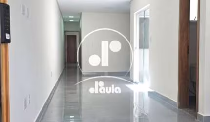 Espaçoso sobrado de luxo com 3 suítes na Vila Camilópolis, Santo André-SP: 3 quartos, sala ampla, 2 banheiros e garagem para 2 carros.