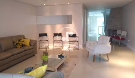 Sobrado a venda com 416m², 4 dormitórios sendo todos suítes, hidromassagem, lareira e 6 vagas de garagem.