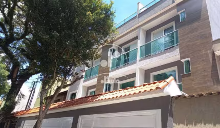 Sobrado à venda em Santo André-SP, bairro Utinga: 2 quartos, 1 suíte, 1 sala, 1 banheiro, 2 vagas, 105m². Imperdível!