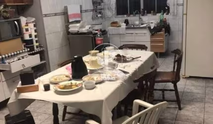 Sobrado a venda no Parque Gerassi, Santo Andre, 210m², com 3 dormitorios sendo 1 suite, sala e cozinha ampla, 3 vagas de garagem cobrertas e sacada
