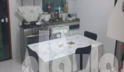 Sobrado de 2 quartos com 2 suítes e 2 vagas de garagem no Jardim Santo Antônio, Santo André-SP, 111m². Venha conferir!
