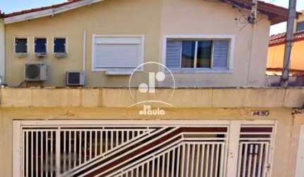 Sobrado de 252m² à venda em Santo André-SP, bairro Campestre: 3 quartos, 1 suíte, 2 salas, 3 banheiros e 2 vagas de garagem.