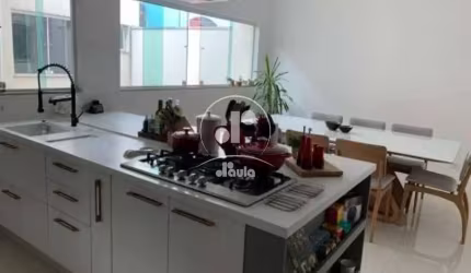 Casa Ampla Santa Paula São Caetano do Sul com 3 suítes , sala ampla , cozinha , área de serviço 7 vagas .