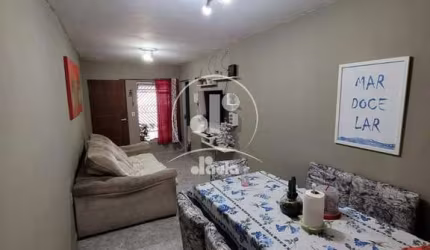 Casa à venda com quatro dormitórios, dois banheiros, cozinha planejada, duas vagas de garagem.