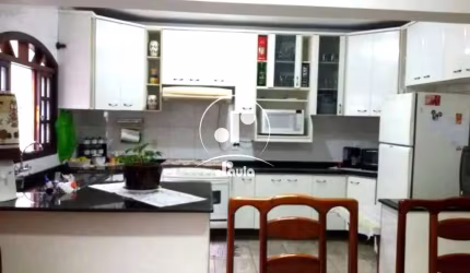 Casa à venda com 191m², com 3 dormitórios sendo 1 suíte e 3 vagas cobertas na Vila Valparaíso.