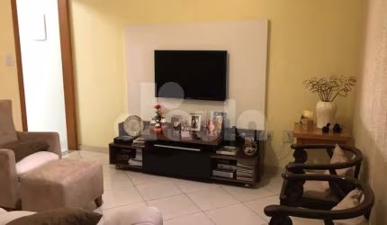 Vila Scarpelli. Casa Térrea com 134,54m2. Reformada, com 2 dormitórios, sendo 1 suíte, toral de 3 banheiros, 2 vagas cobertas.