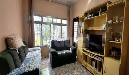 Casa assobradada com 146 m² quadrados e terreno de 427 m² sendo 16 frente por 29 lado direito e 28 lado esquerdo, fundos 14 m² Bairro Valparaiso Santo André .
