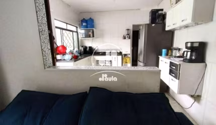 Casa térrea com 2 dormitórios, 2 banheiros e 2 vagas.