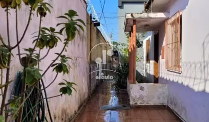 Casa antiga à venda na Vila Helena, Santo André-SP: 1 quarto, 1 sala, 1 banheiro e 150,00m² de área. Aproveite!