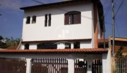 Vila Gilda. Casa assobradada com 354m2. 4 dormitórios, 5 banheiros,2 vagas. Estuda permuta.