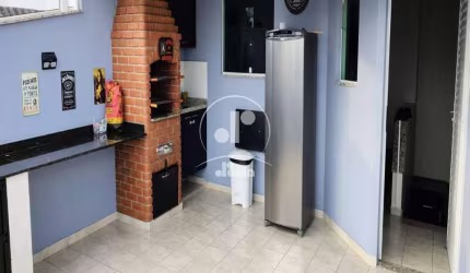 Sobrado, com 220mts na Vila Alzira, com três quartos, sendo um suíte com closet e varanda, três banheiros, área gourmet, quintal, garagem para quatro