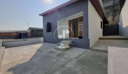 Casa totalmente reformada. 62m2, 3 quartos e 1 vaga garagem. Terreno 270m2.Espaço para horta.