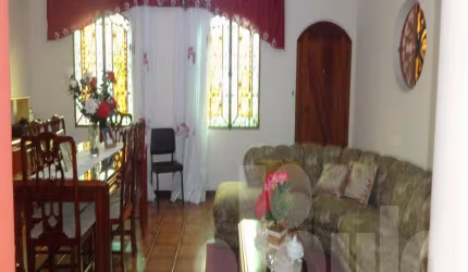 Casa térrea no bairro Campestre com 275m2 de terreno e 258m2 de área construída. Aceita permuta 50%do valor.
