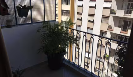 apartamento a venda no bairro do centro de santo andré com três quartos, sendo uma suíte com planejados, sala ampla com varanda e sanca.