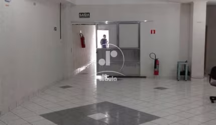 Salão Comercial de Alto Padrão em Santo André-SP, no Centro: 380m², 2 banheiros, 3 vagas de garagem.