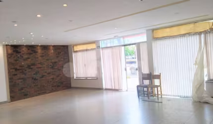 Salão comercial 302m², 3 ambientes, 6 banheiros, 4 vagas, churrasqueira e escritório no Bairro Jardim em Santo André.
