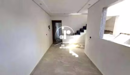 Vila Luzita. Cobertura com 78m2, com escada interna de acesso, 2 quartos e 1 vaga.