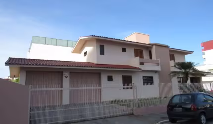 Casa com 3 quartos para alugar na Rua Lídio Antônio de Matos, 0373, Kobrasol, São José, 253 m2 por R$ 6.500