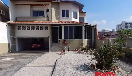 Casa com 4 quartos para alugar na Rua Moura, 620, Barreiros, São José, 250 m2 por R$ 5.950