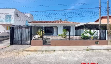 Casa com 2 quartos para alugar na Rua Valentin Heriberto Warmling, 476, Serraria, São José, 100 m2 por R$ 3.000