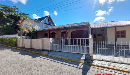 Casa com 3 quartos para alugar na Rua das Castanheiras, 63, São Miguel (Guaporanga), Biguaçu, 110 m2 por R$ 3.450