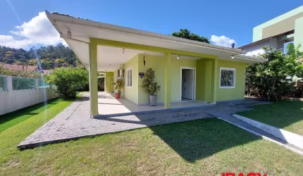 Casa com 2 quartos para alugar na Rua Isid Dutra, 70, Sambaqui, Florianópolis, 152 m2 por R$ 6.500