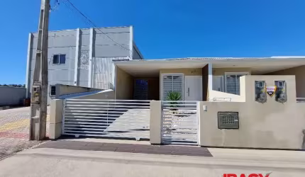 Casa com 3 quartos para alugar na Rua Antônio José de Souza, 646, Sertão do Maruim, São José, 92 m2 por R$ 3.300