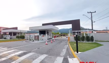 Casa em condomínio fechado com 3 quartos para alugar na Avenida Paulo Roberto Vidal, 2490, Bela Vista, Palhoça, 51 m2 por R$ 2.000