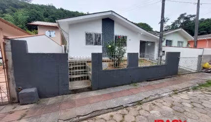 Casa com 3 quartos para alugar na Valdemiro Serafim Francisco, 337, Forquilhinhas, São José, 147 m2 por R$ 3.250
