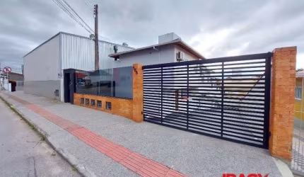 Casa em condomínio fechado com 3 quartos para alugar na Rua Dona Carola, 586, Serraria, São José, 80 m2 por R$ 2.500