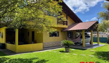 Linda Casa com 3 Quartos (1 Suíte), quadra de esportes e churrasqueira e a 500m da Praia!