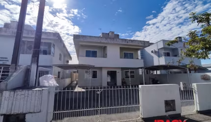 Apartamento com 2 quartos para alugar na Nove de Julho, 359, Barra do Aririú, Palhoça, 88 m2 por R$ 2.300