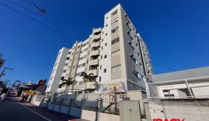 Apartamento com 3 quartos para alugar na Rua Manoel Loureiro, 1601, Barreiros, São José, 70 m2 por R$ 2.500