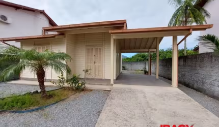 Casa com 3 quartos para alugar na Acioli Nunes dos Santos, 620, Centro, Palhoça por R$ 3.200