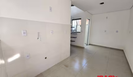 Casa com 2 quartos para alugar na Rua Manoel Soares D'Azevedo Maia, 346, Carianos, Florianópolis, 45 m2 por R$ 2.500